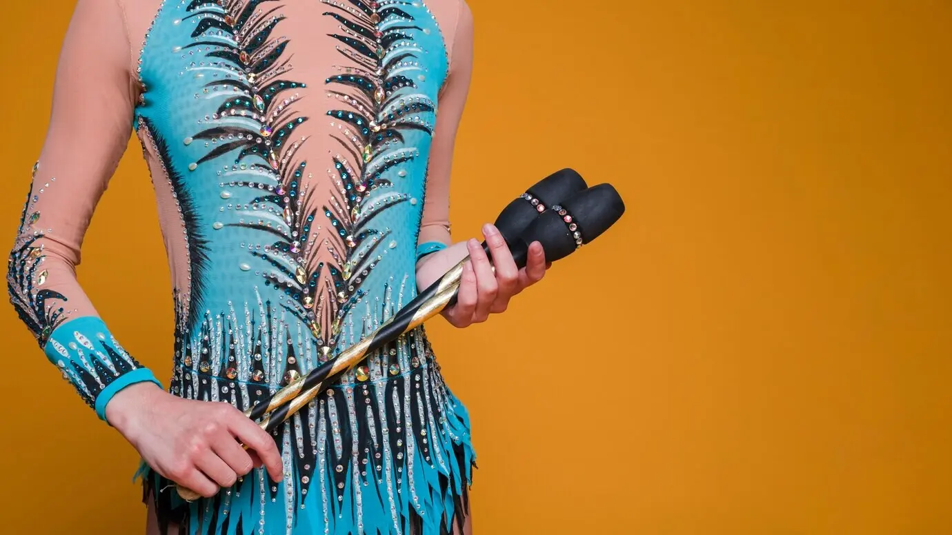 Гимнаст по художественной гимнастике, использующий жонглёрские булавы.