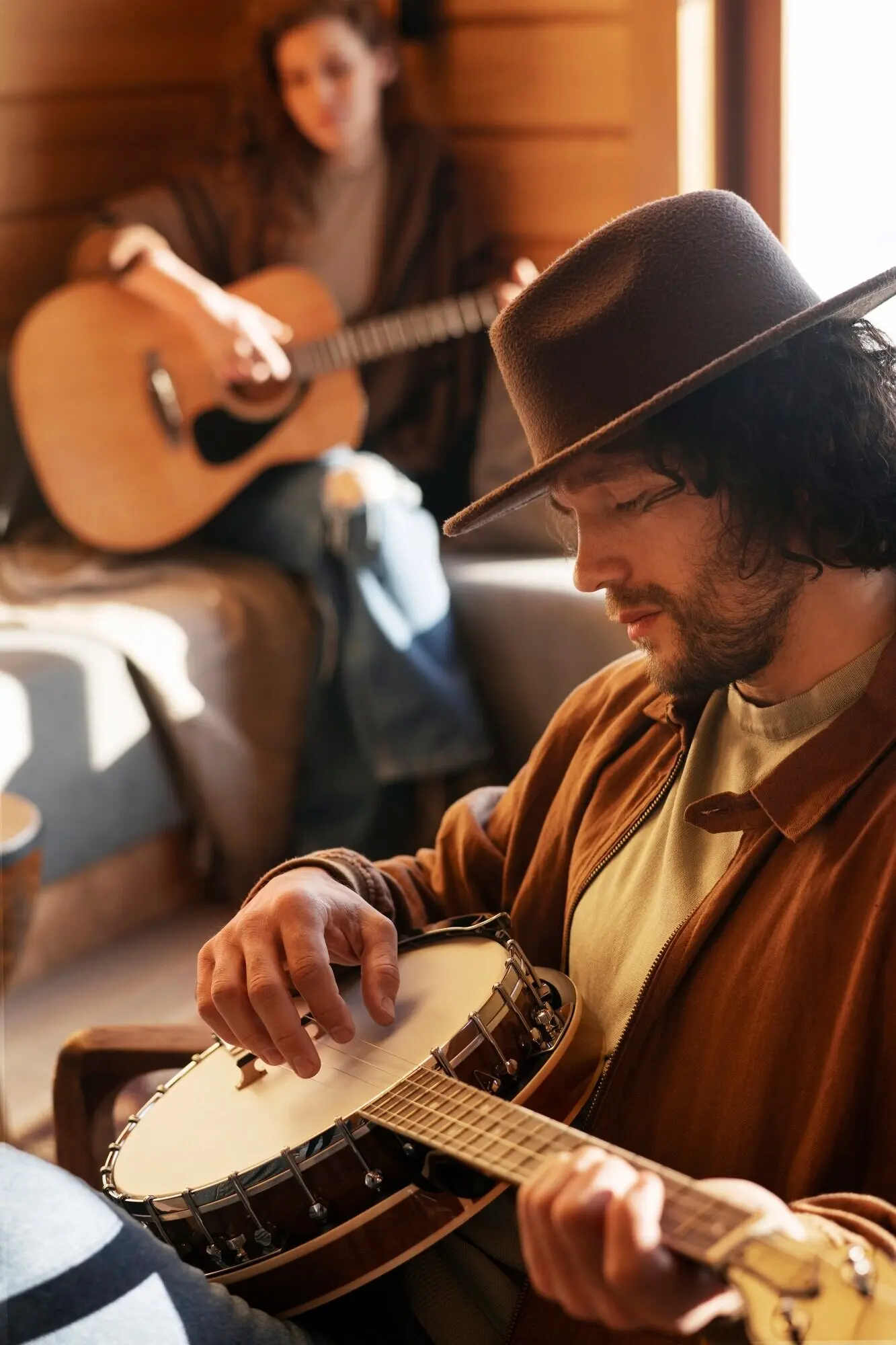 Средний план людей, музицирующих.