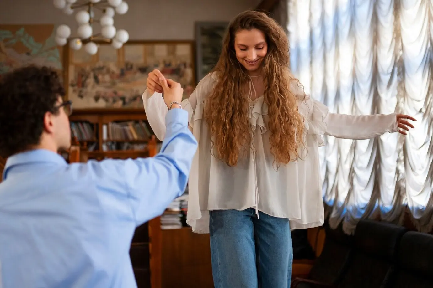 Пара на свидании в книжном магазине, вид спереди.