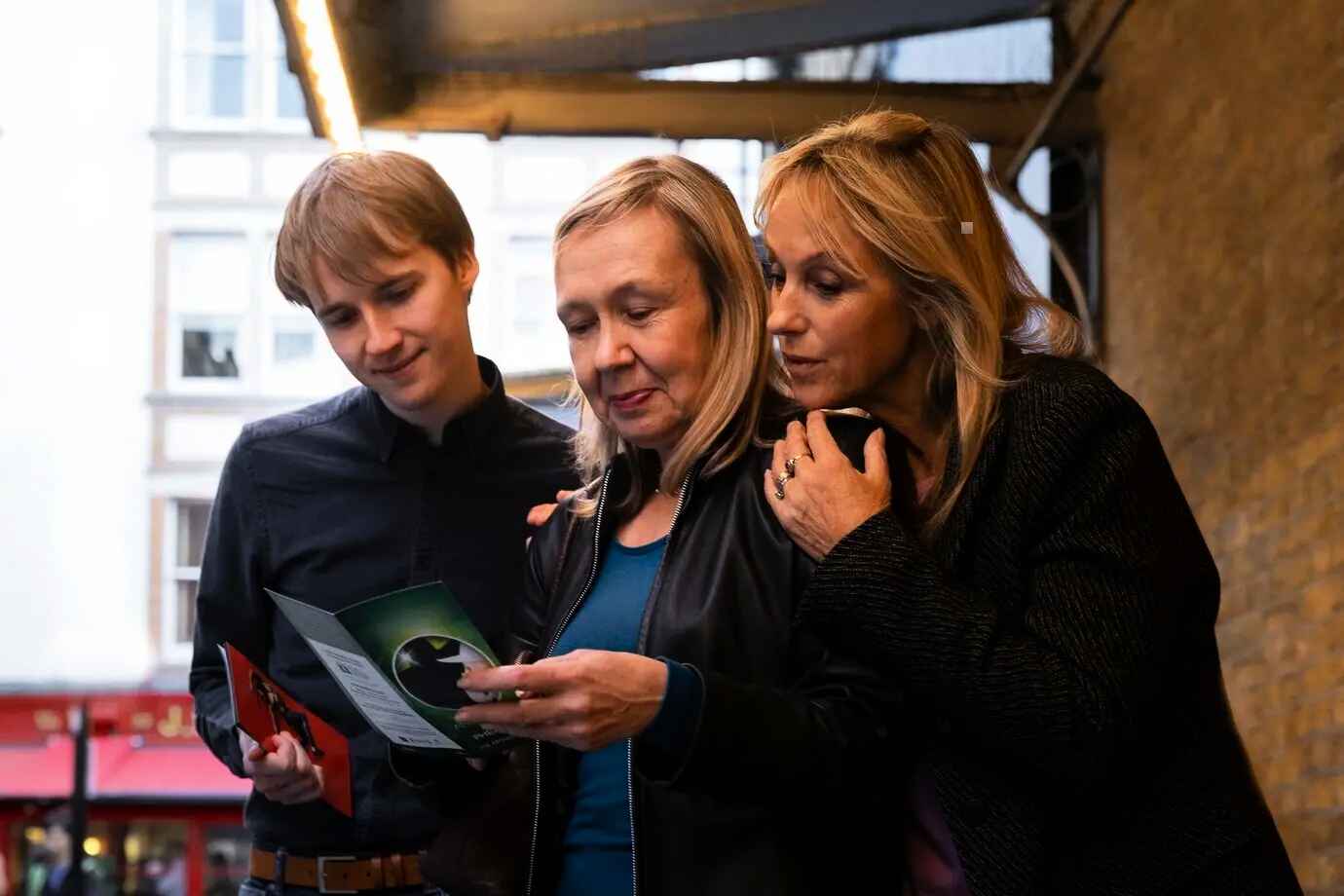 Escena de laboratorio donde expertos iteran sobre auditoría integral de experiencia del cliente y diseño de CJM